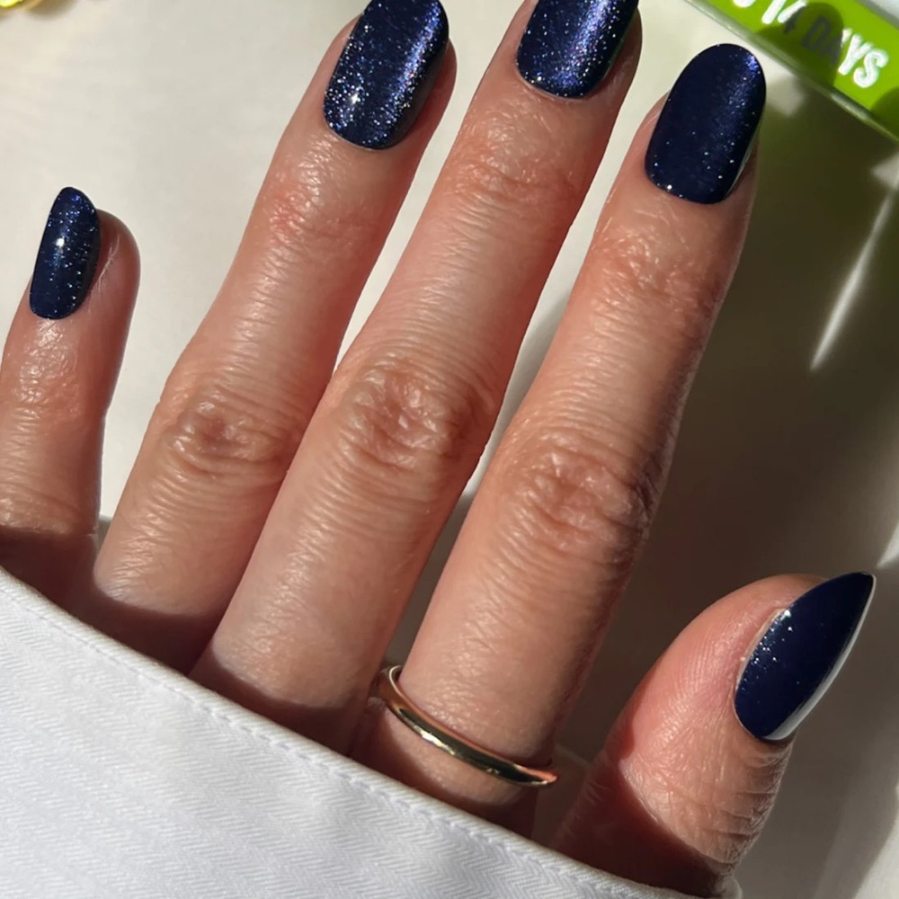 Nib Black Velvet Press-on Nails
OVAL